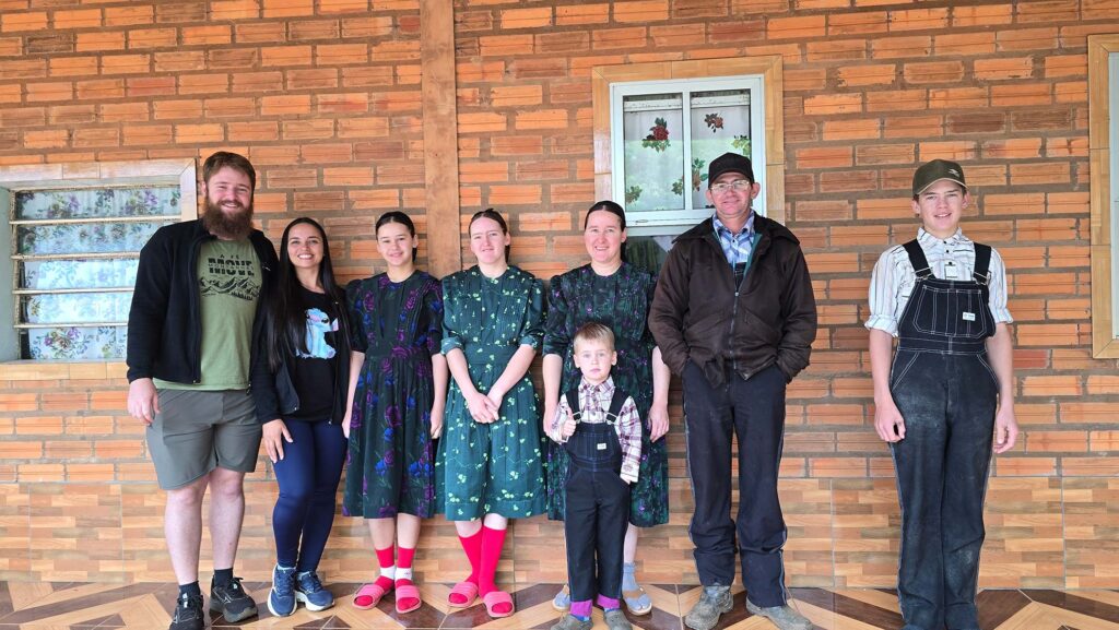 Arthur, Mari e a família menonita do Seu Heinrick sorrindo em Nueva Durango, Paraguai.