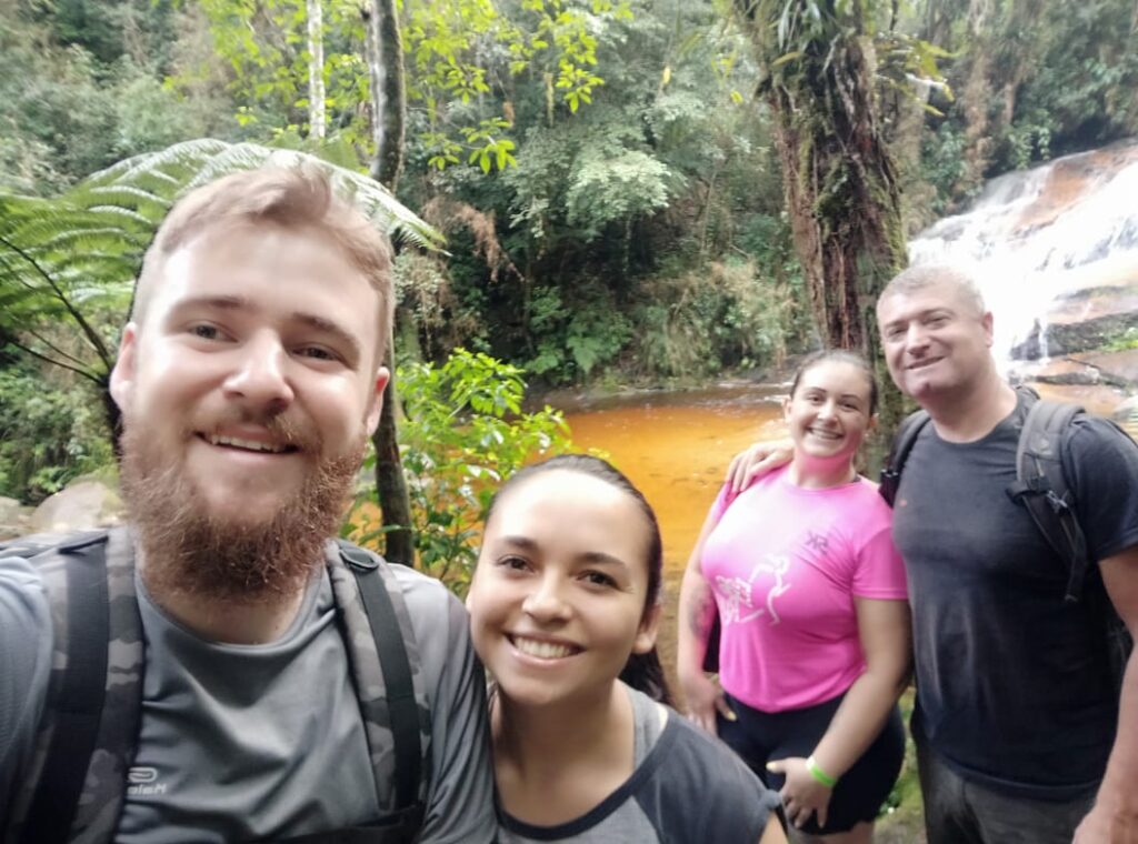 Na cachoeira – Morro do Anhangava