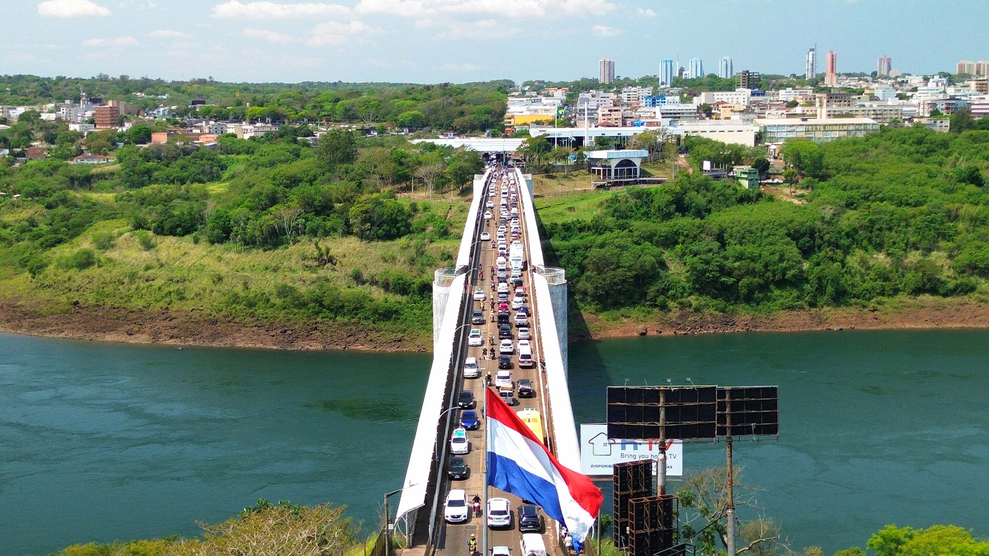 Vista aérea por drone da Ponte Internacional da Amizade unindo Foz do Iguaçu (Brasil) e Ciudad del Este (Paraguay)