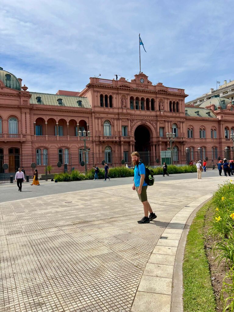 Arthur posando em frente à Casa Rosada na Plaza de Mayo, sede do governo argentino em Buenos Aires.