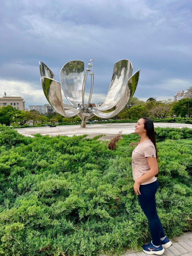 Mari em frente à Floralis Generica na Recoleta, um dos principais pontos turísticos de Buenos Aires.