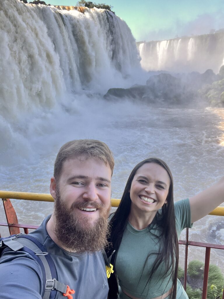 Mari e Arthur do Fomos Viajar no Parque Nacional do Iguaçu em Foz do Iguaçu