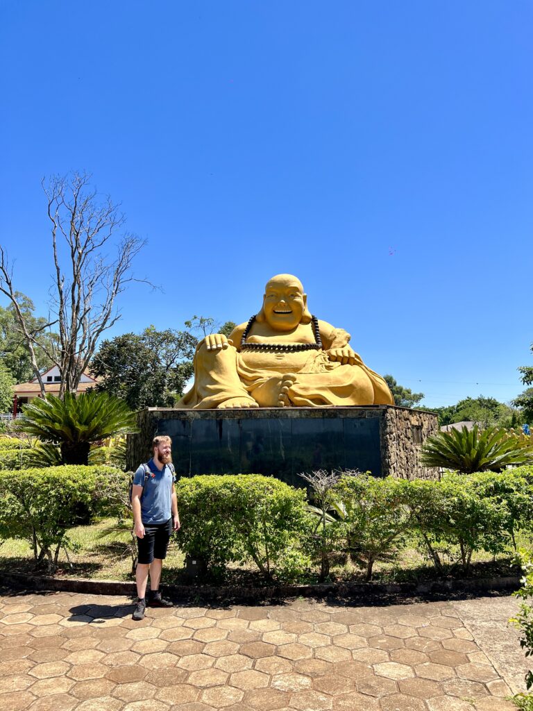 Arthur no templo Budista em Foz do Iguaçu