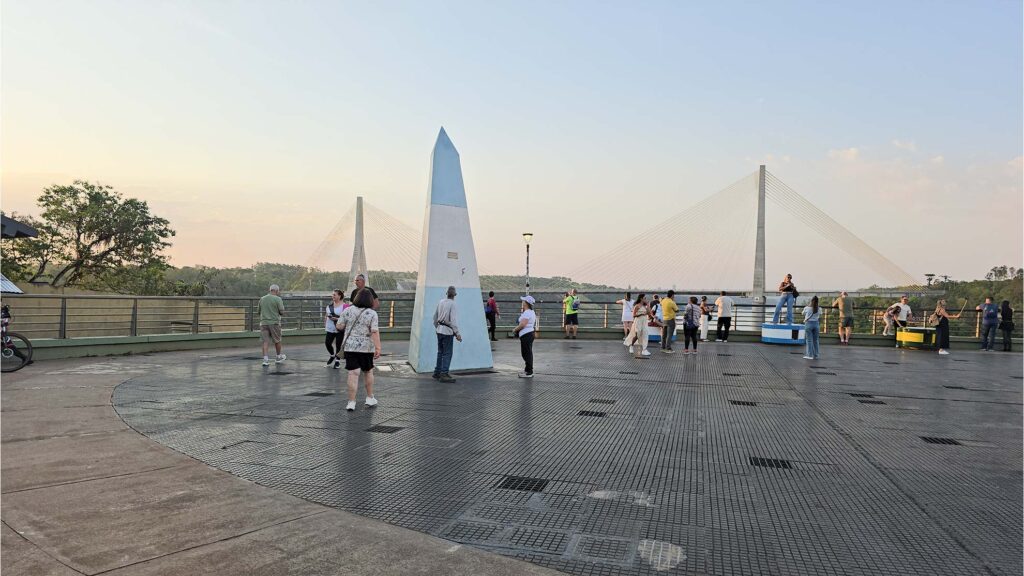 Marco das três fronteiras lado argentino em tours em Foz do Iguaçu  