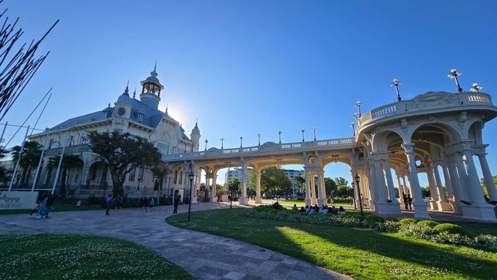 Fachada detalhada do Museu de Arte de Tigre (MAT) com seus jardins e arquitetura de palácio europeu na Argentina.