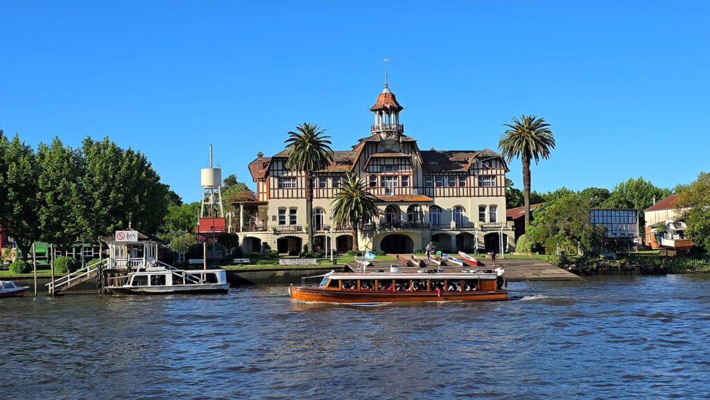Linda paisagem, com barco e uma bela construção na cidade de Tigre na Argentina