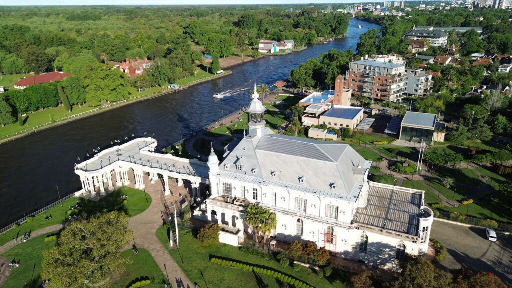 Vista aérea de drone mostrando o Museu de Arte de Tigre (MAT) e a curva do Rio Luján, em Tigre, Argentina.