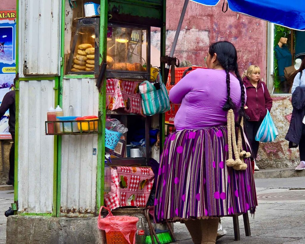 Uma Cholita nas ruas de La Paz na Bolívia 