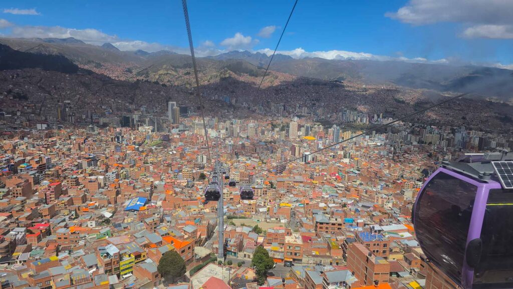Teleférico liga El Alto a La Paz 