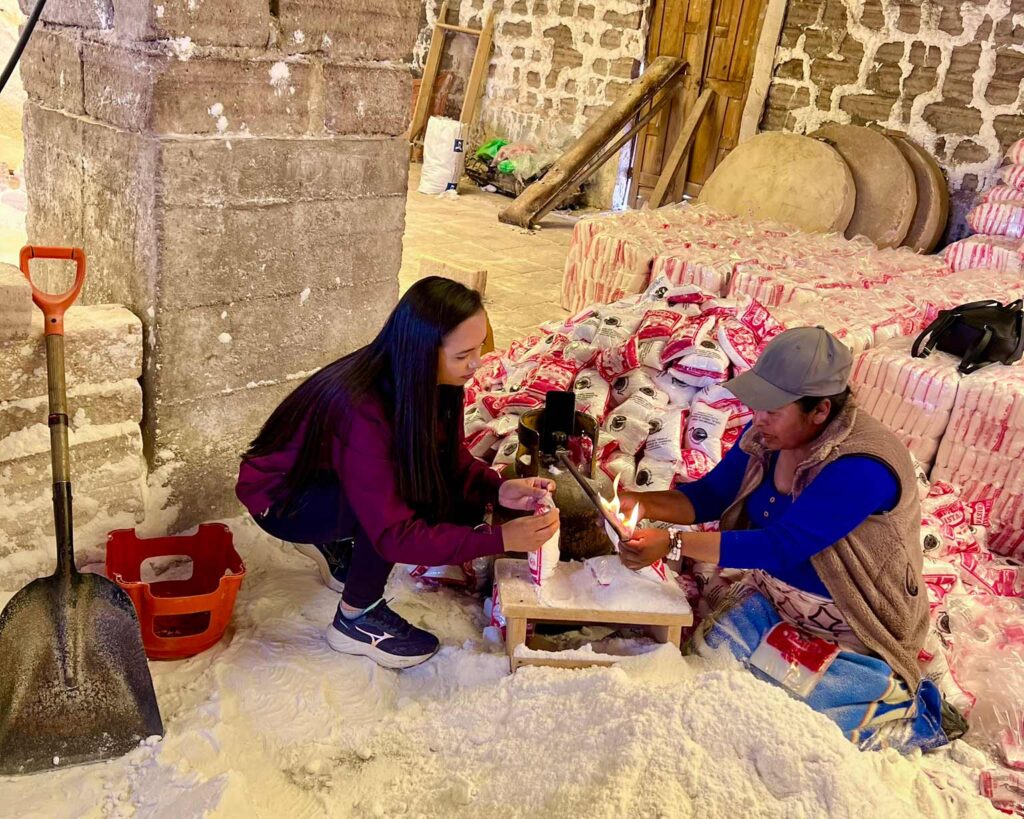 Uma experiência única ajudando a trabalhadora a embalar o sal no Uyuni