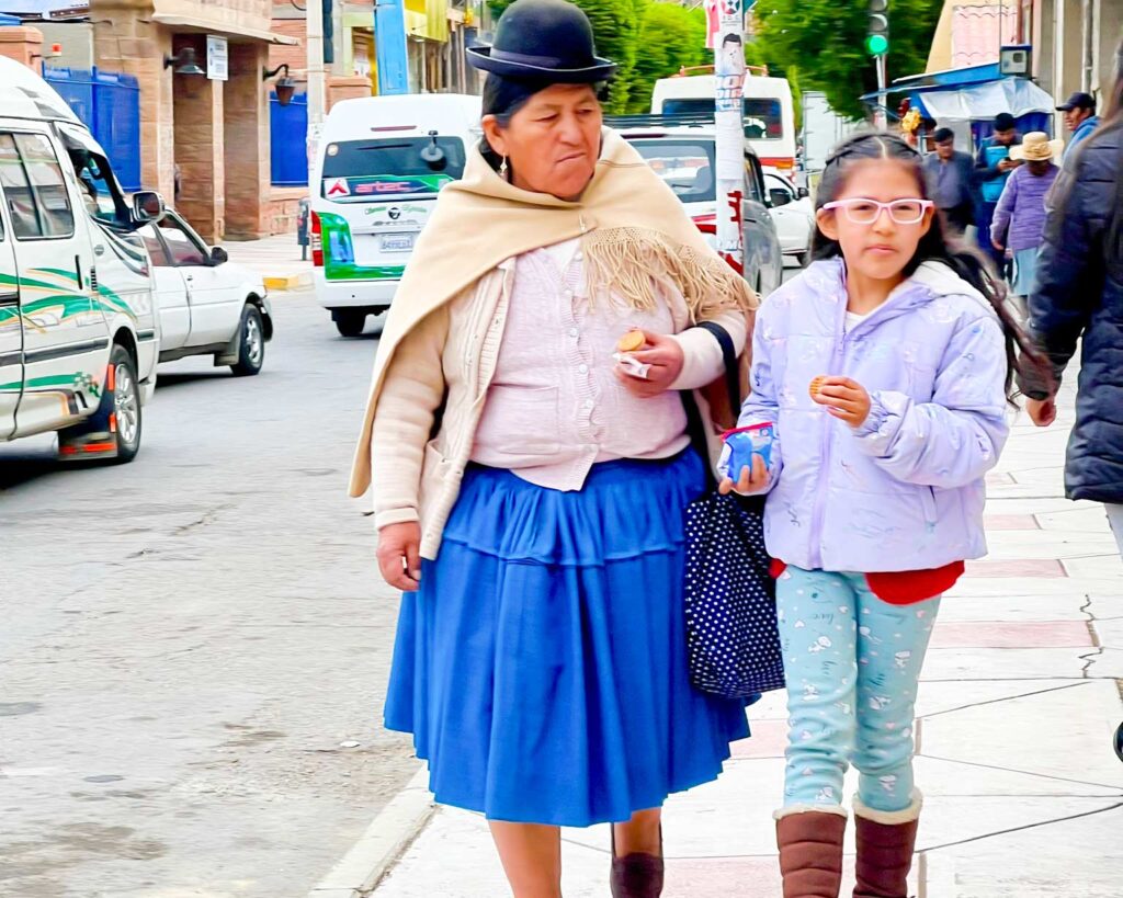 Cholitas esbanjando cultura nas ruas de Oruro na Bolívia 