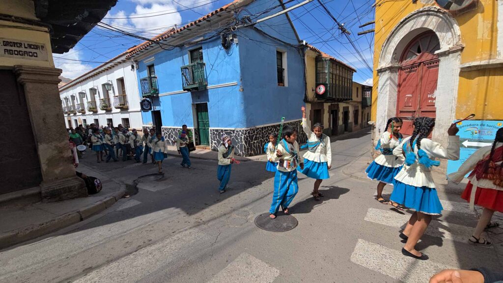 Apresentação cultural em Potosí na Bolívia 