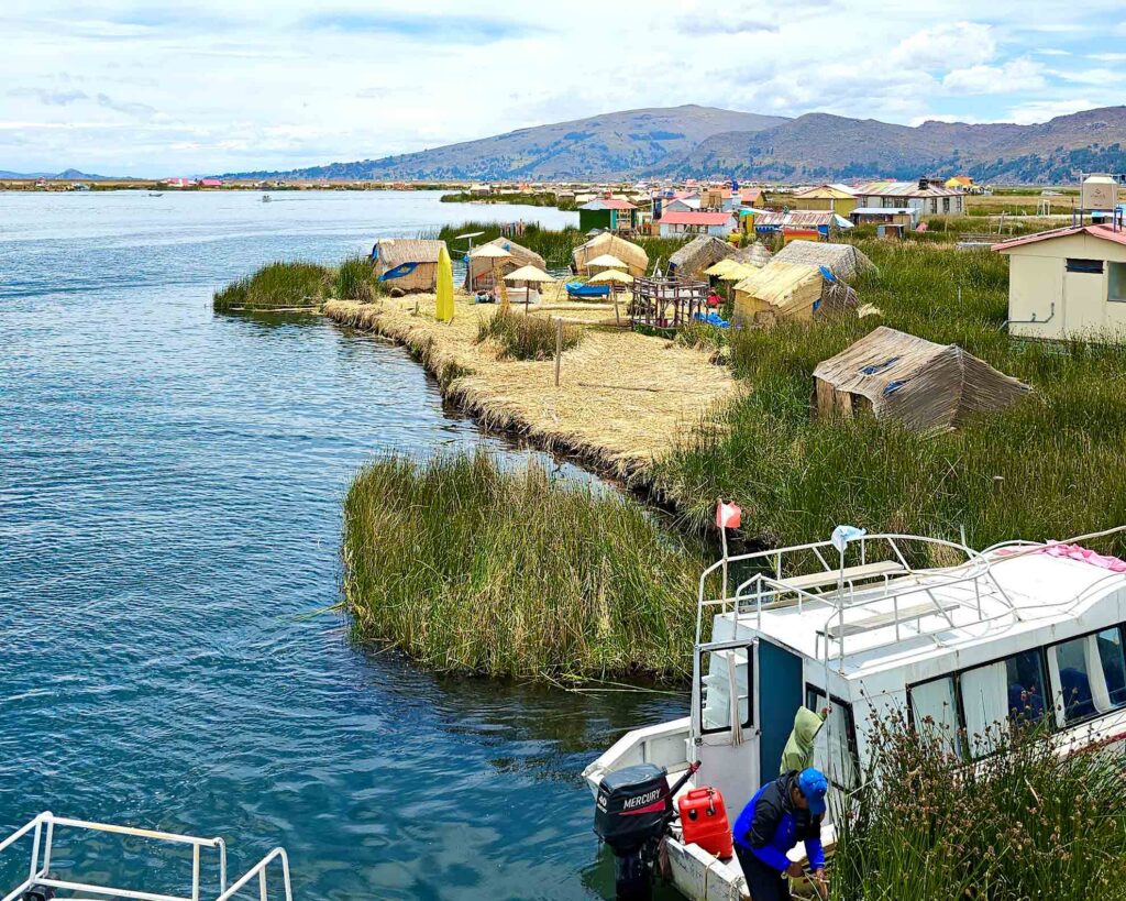 Ilhas flutuantes de Uros no lago Titica